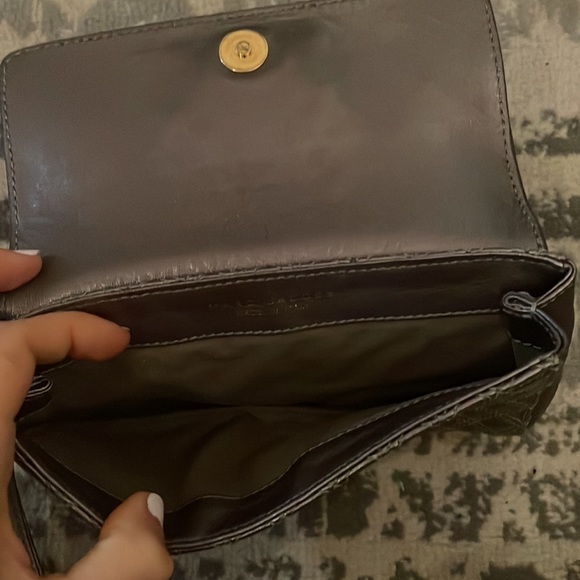 Designer Marc Jacobs Silver Leather wristlet with Gold Marc Jacobs clasp - Picture 5 of 7